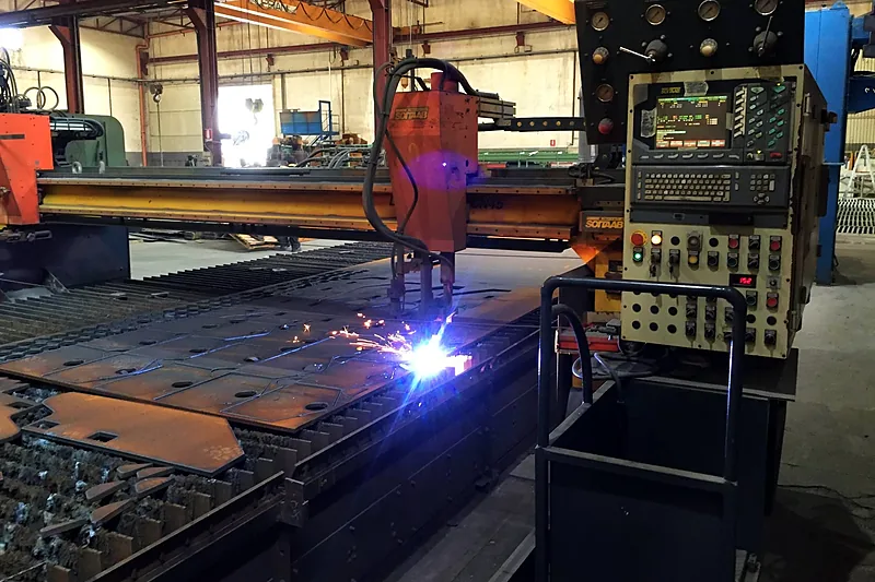 Taglio al plasma delle lamiere in officina