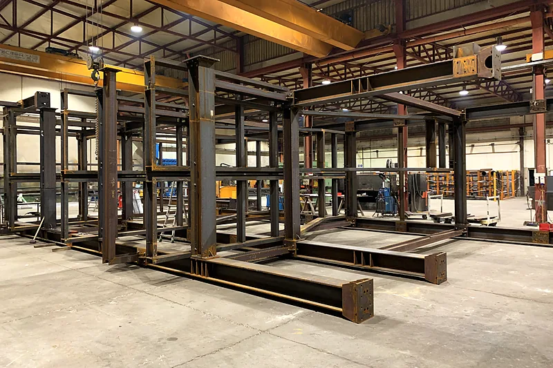 Strutture in acciaio in costruzione nell’officina, sotto il carroponte
