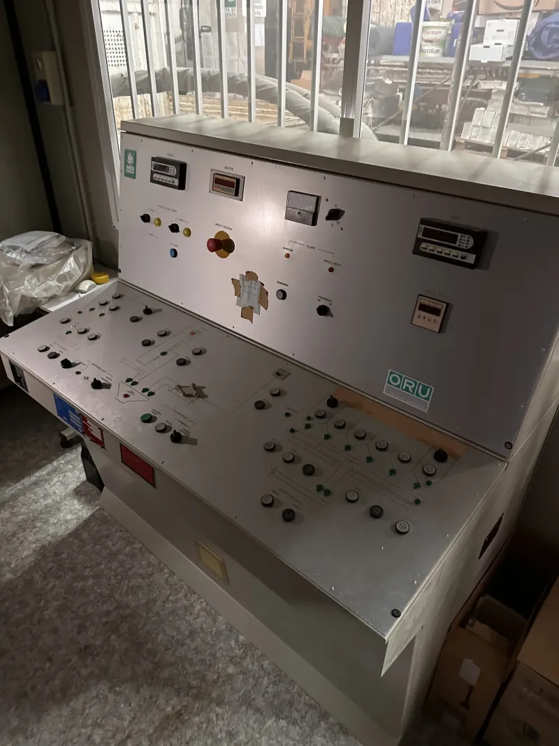 Banco di comando ORU Control Systems con sinottico a 5 scomparti e indicatori di pesatura di cemento, additivo e inerti