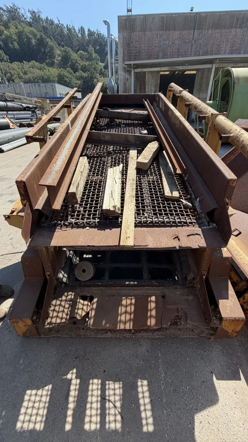 Top view of the two screening decks with mesh and side walls