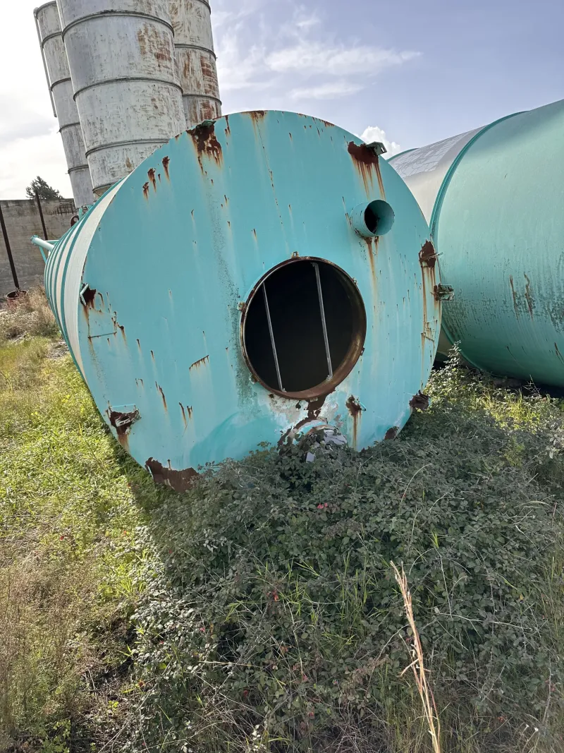 Silo cilindrico con passo d'uomo e bocchello di carico